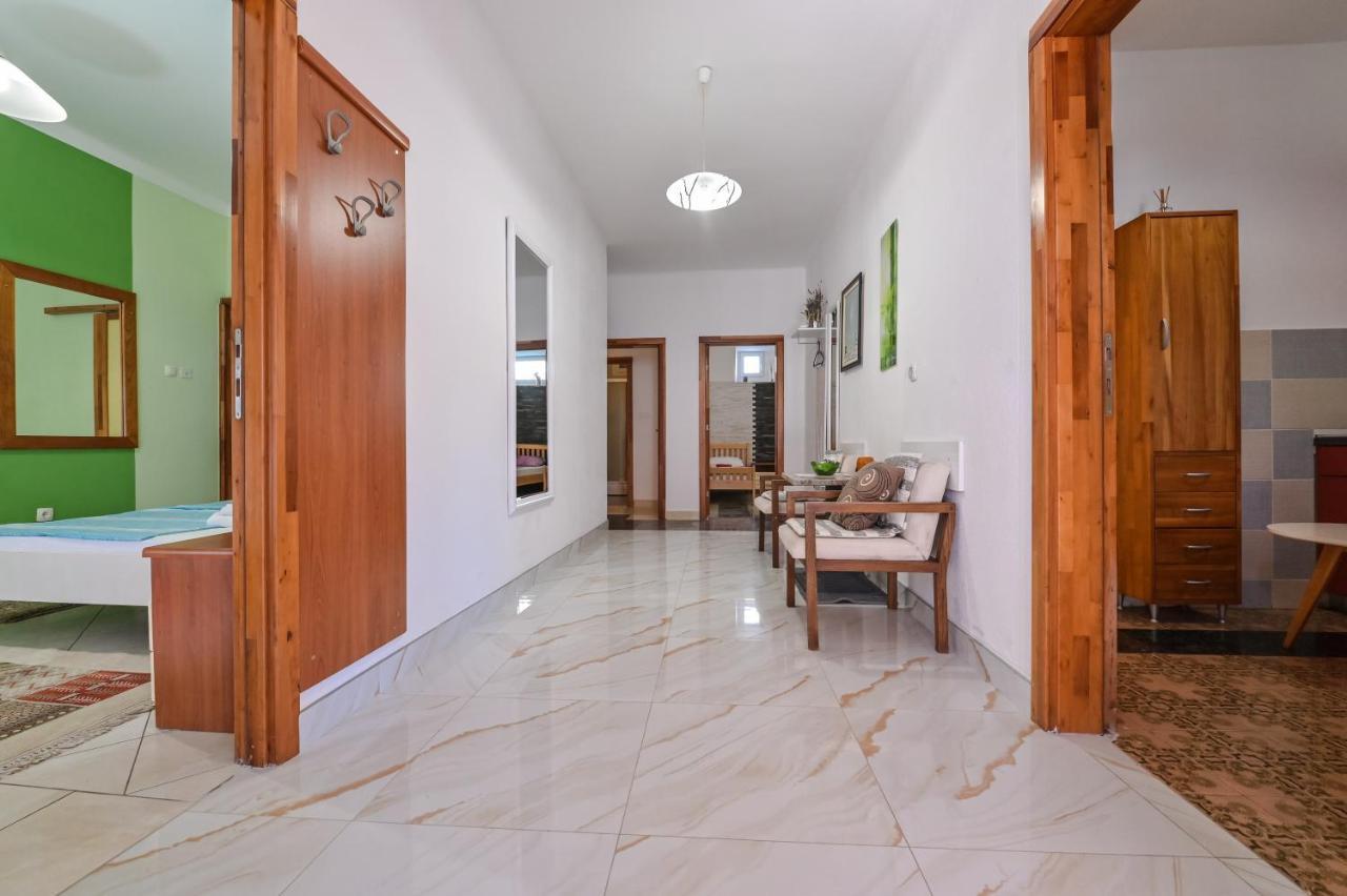Apartments Smoky Новаля Екстер'єр фото